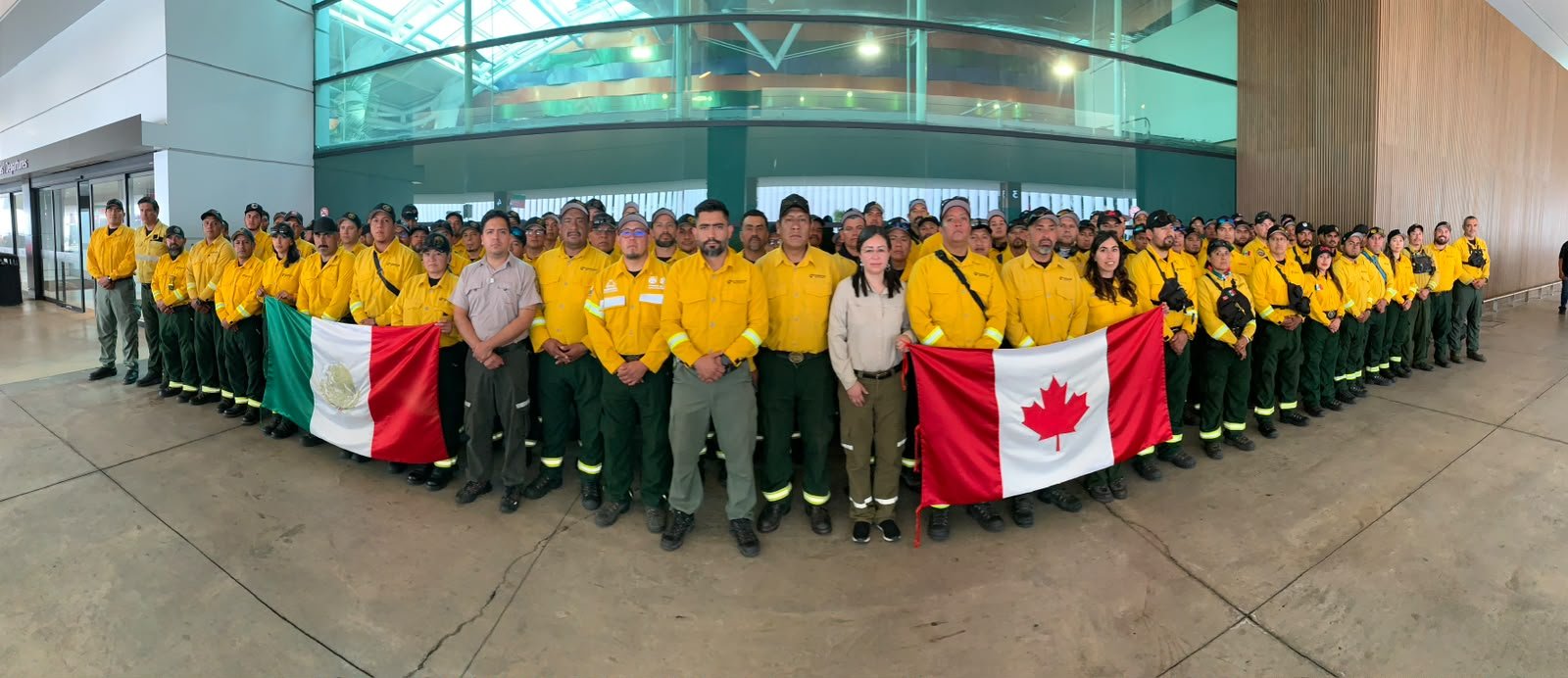 Brigadas mexicanas regresan de Canadá; 102 combatientes cierran misión