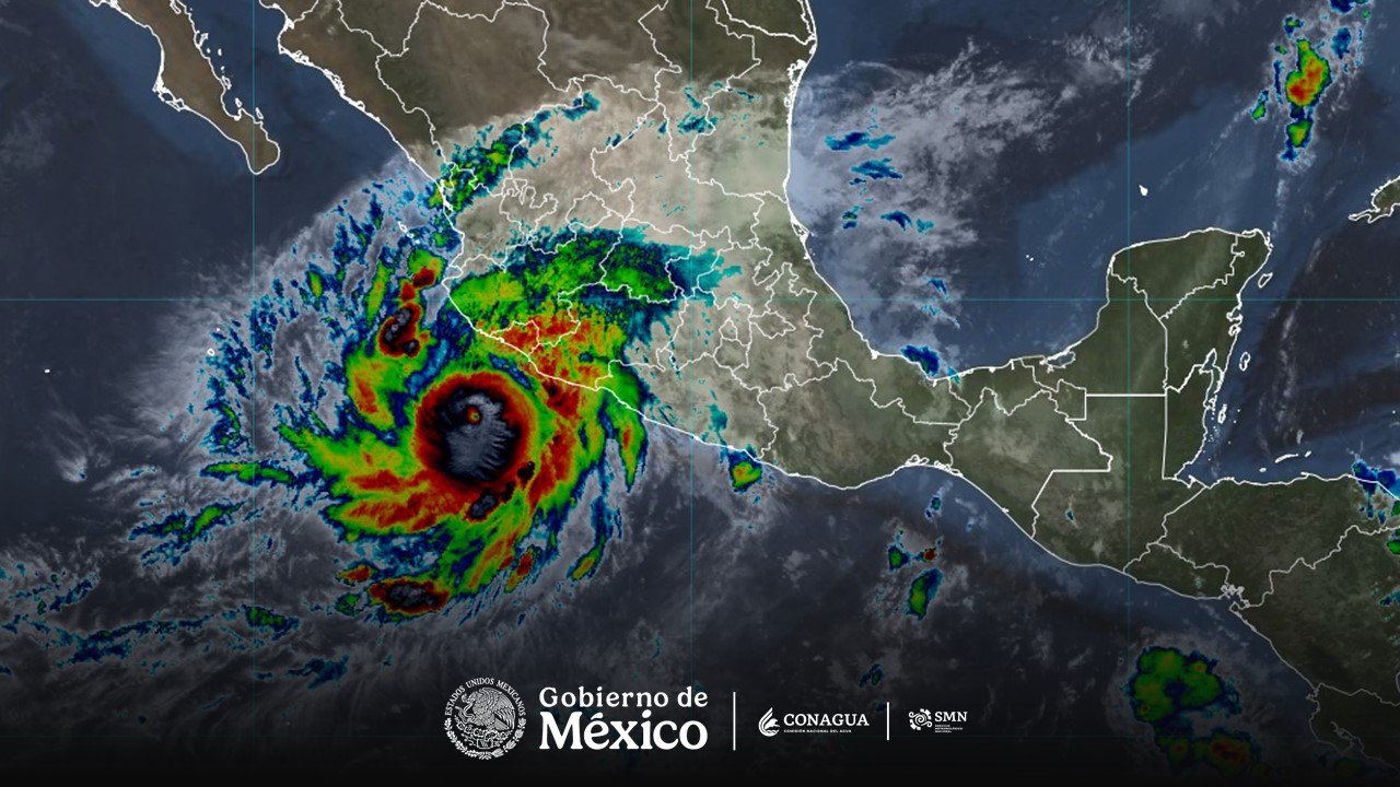 Simon avanza hacia Colima con categoría 4
