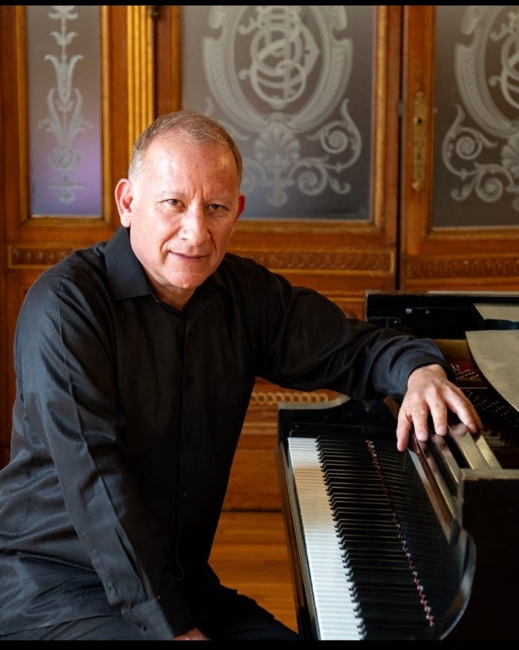 Claudio Herrera celebra 50 años al piano
