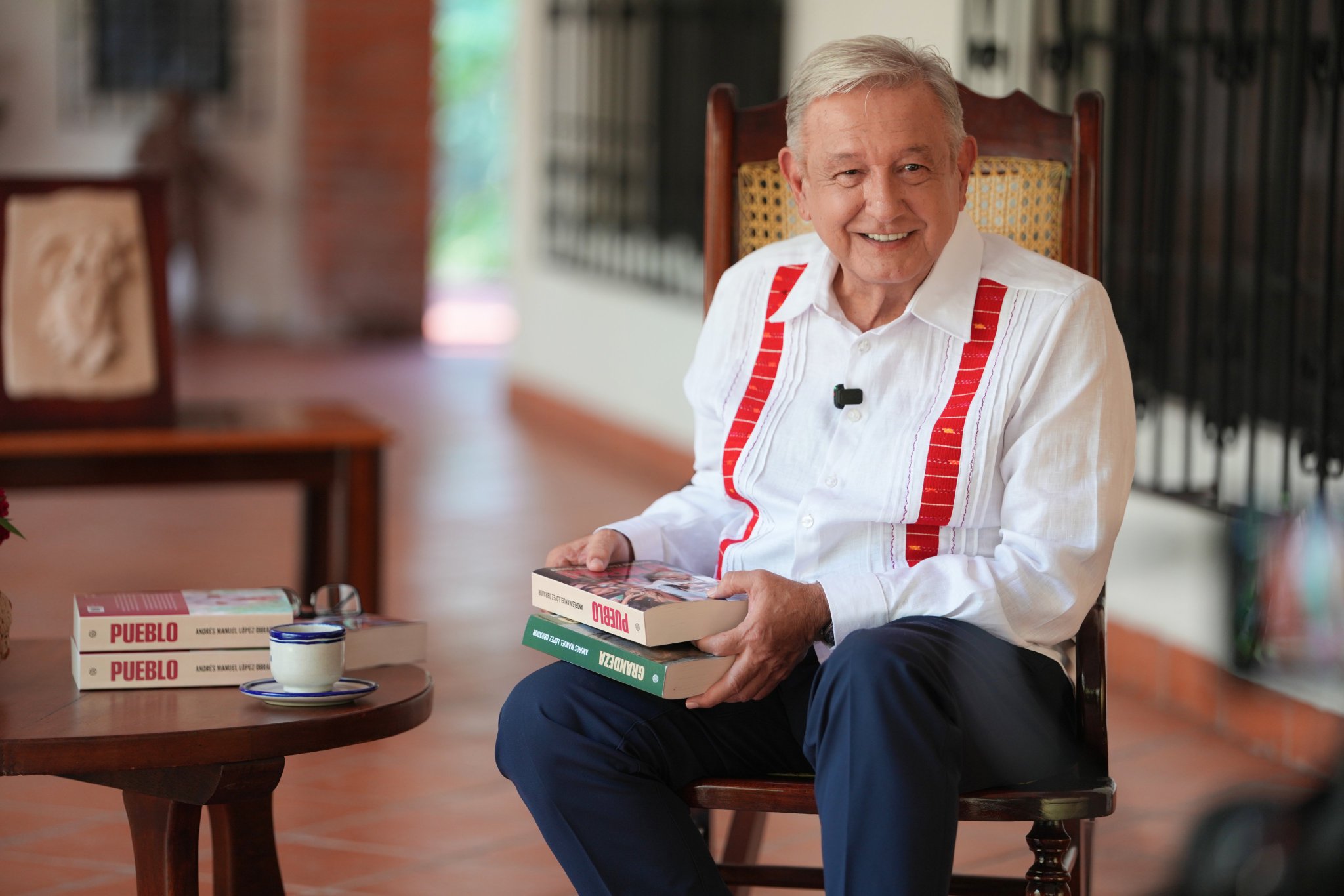 AMLO publica 'Pueblo', cierre de su trilogía sobre el Humanismo Mexicano
