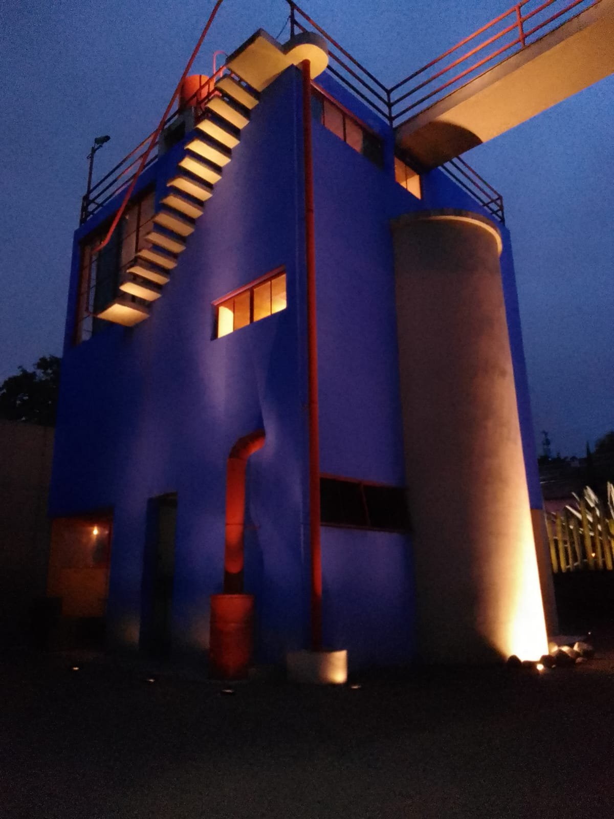 Iluminan arquitectura funcionalista de O'Gorman