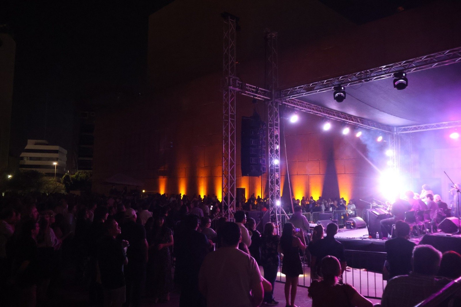 Cecut celebra 44 años con música y baile