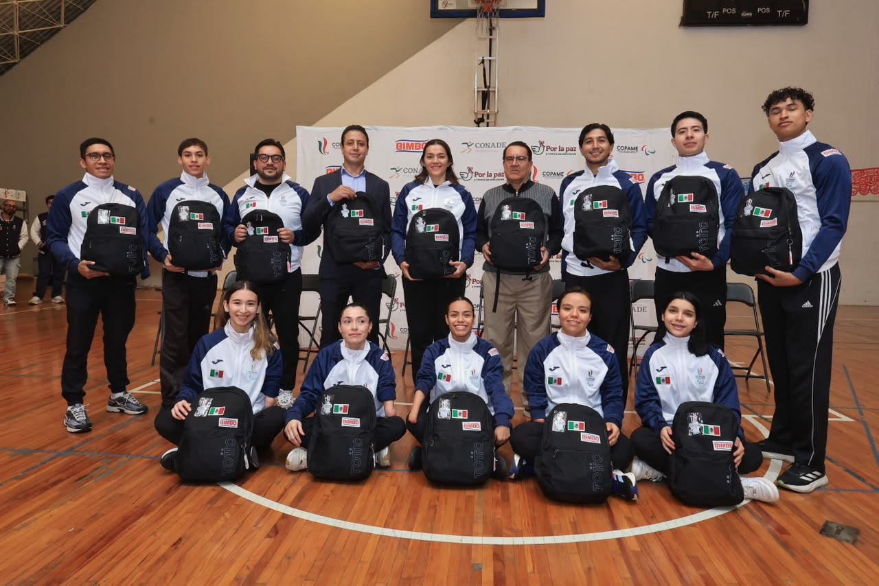 Diez para taekwondo reciben uniforme mundialista (foto 2)