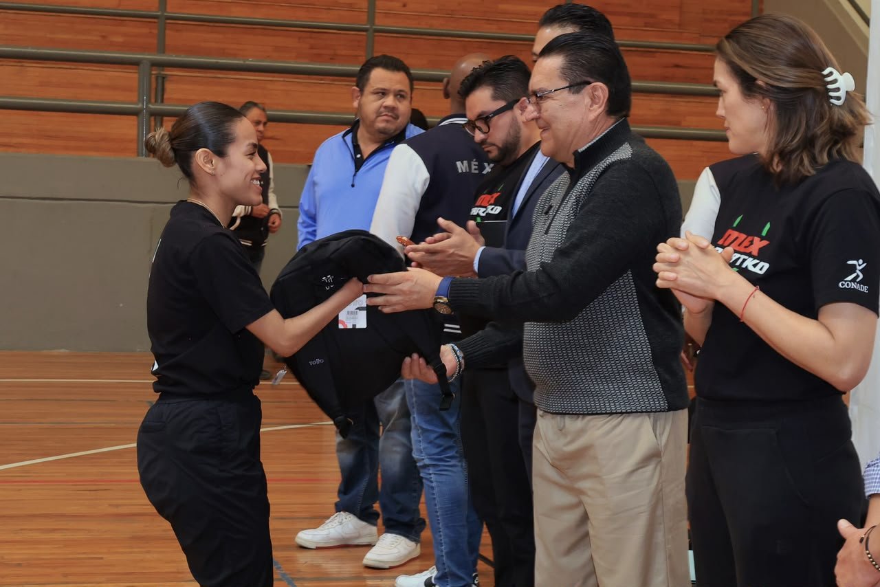 Diez para taekwondo reciben uniforme mundialista (foto 4)