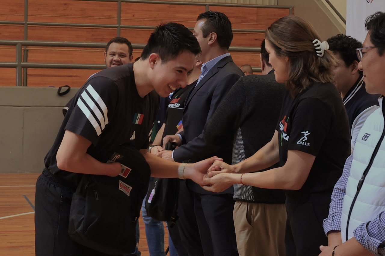 Diez para taekwondo reciben uniforme mundialista (foto 5)