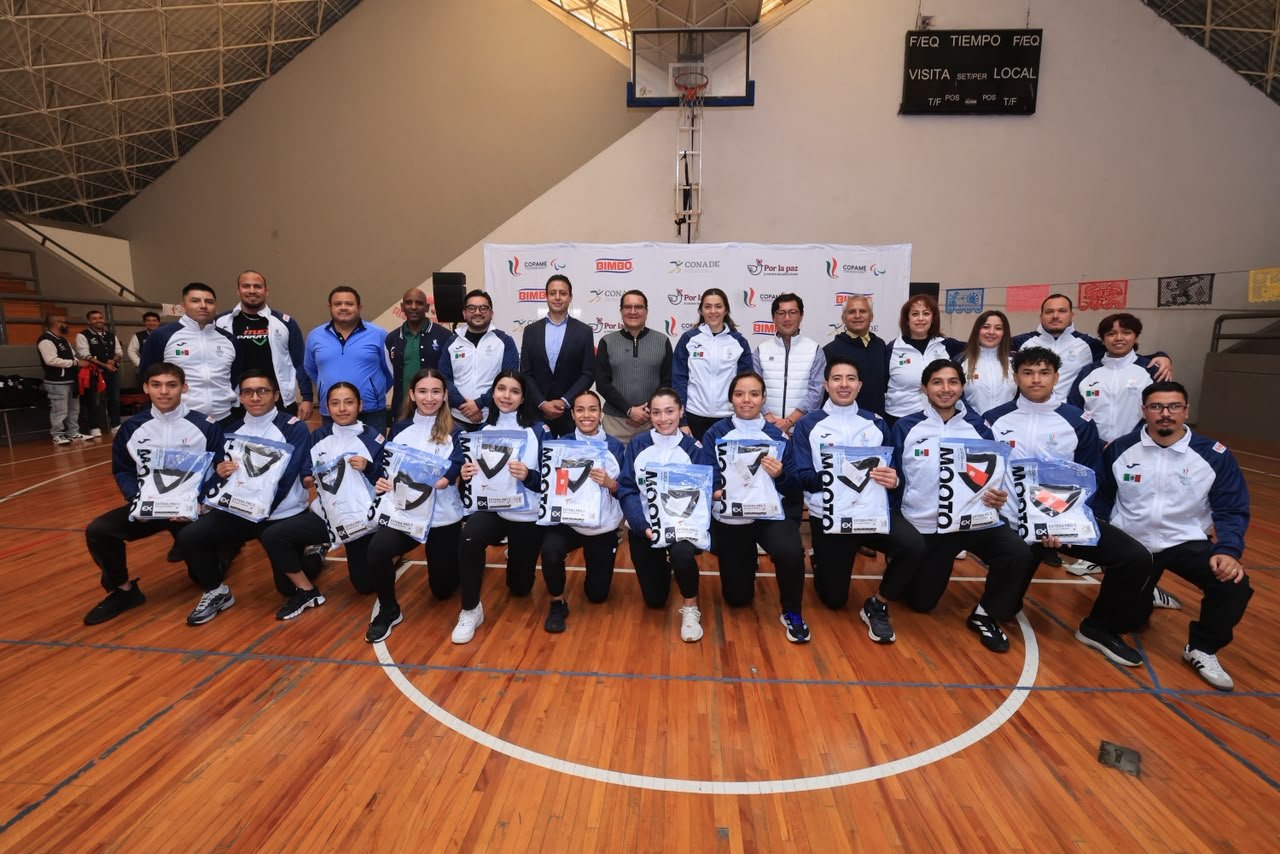 Diez para taekwondo reciben uniforme mundialista
