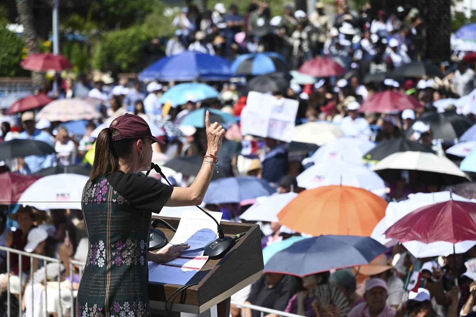 Sheinbaum suma 500 plazas docentes en BCS