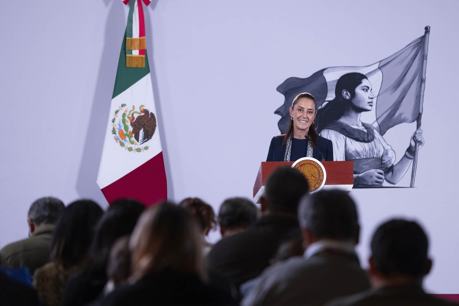 Sheinbaum regula uso de celulares en escuelas