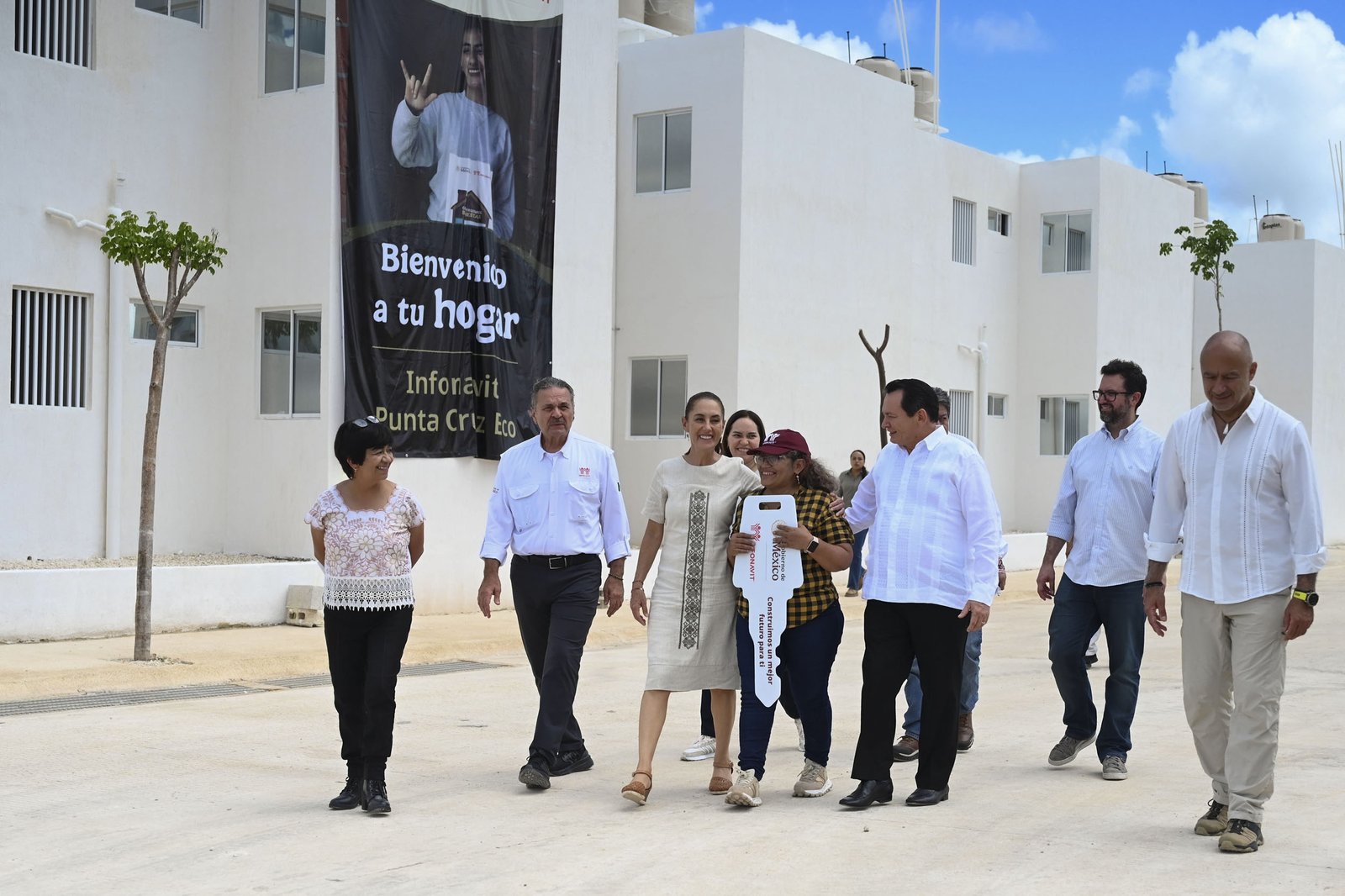 Sheinbaum entrega 432 viviendas en Yucatán