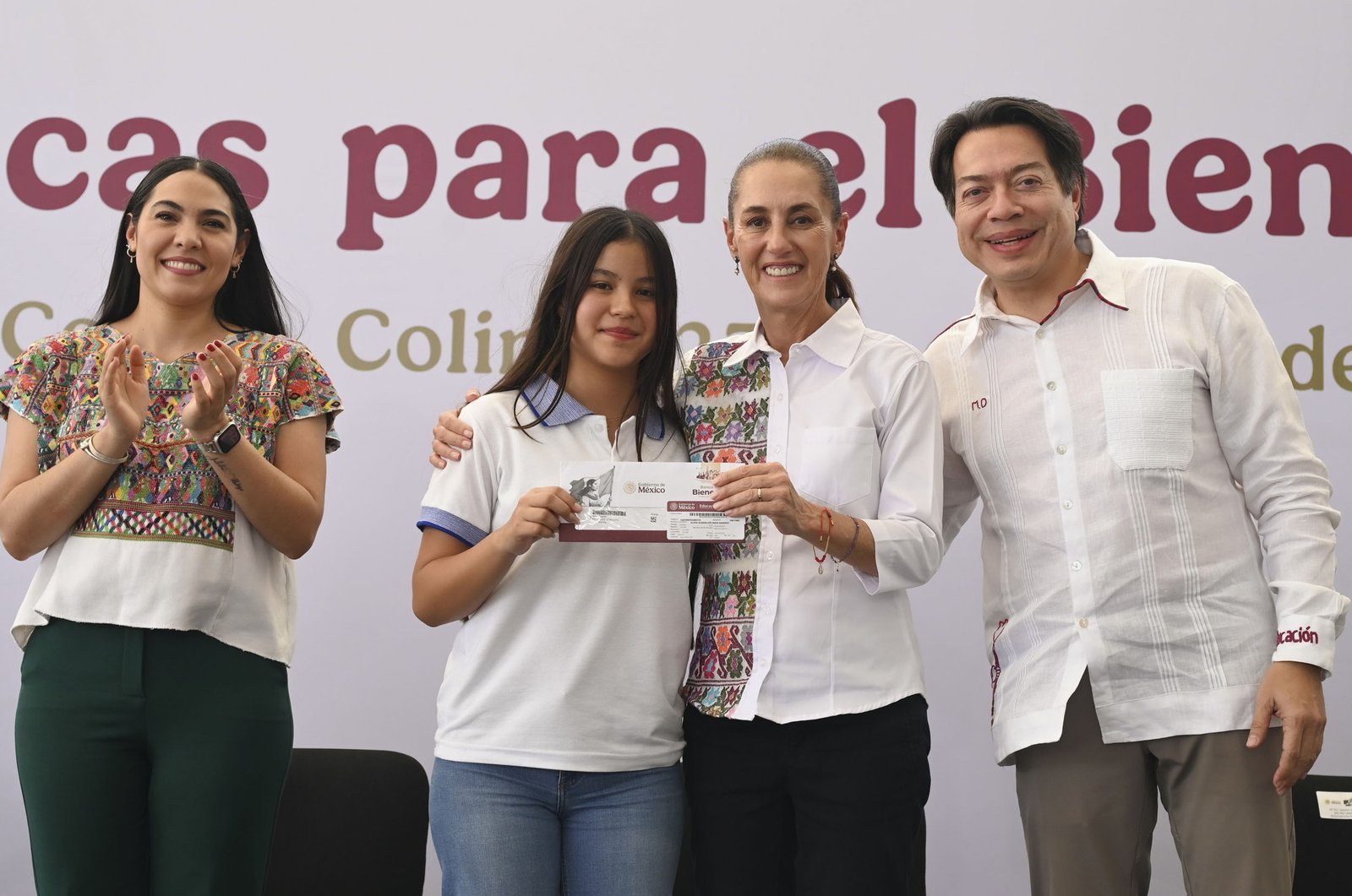 Entregan beca Benito Juárez en Colima