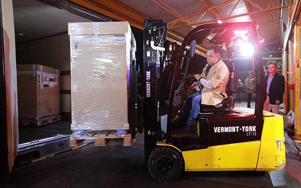 IMSS inicia distribución de equipo médico