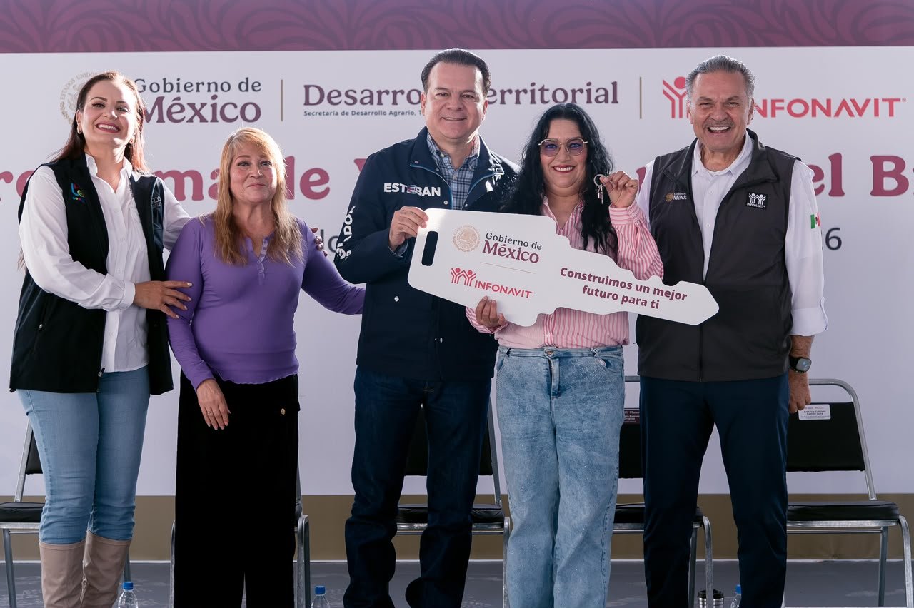 Infonavit entrega 303 viviendas en Lerdo